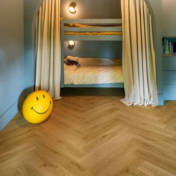 Panele winylowe Quick Step Dąb wędzony botaniczny AVHBU40363 6 mm Jodełka